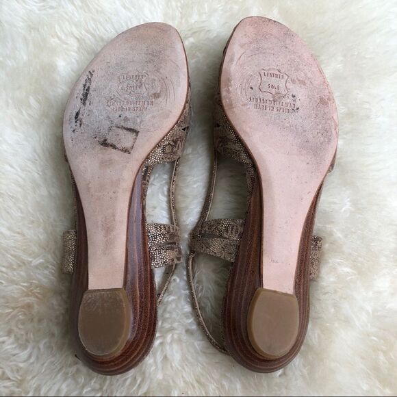 Stuart Weitzman gold suede metallic sandals flats 6 - Picture 4 of 6